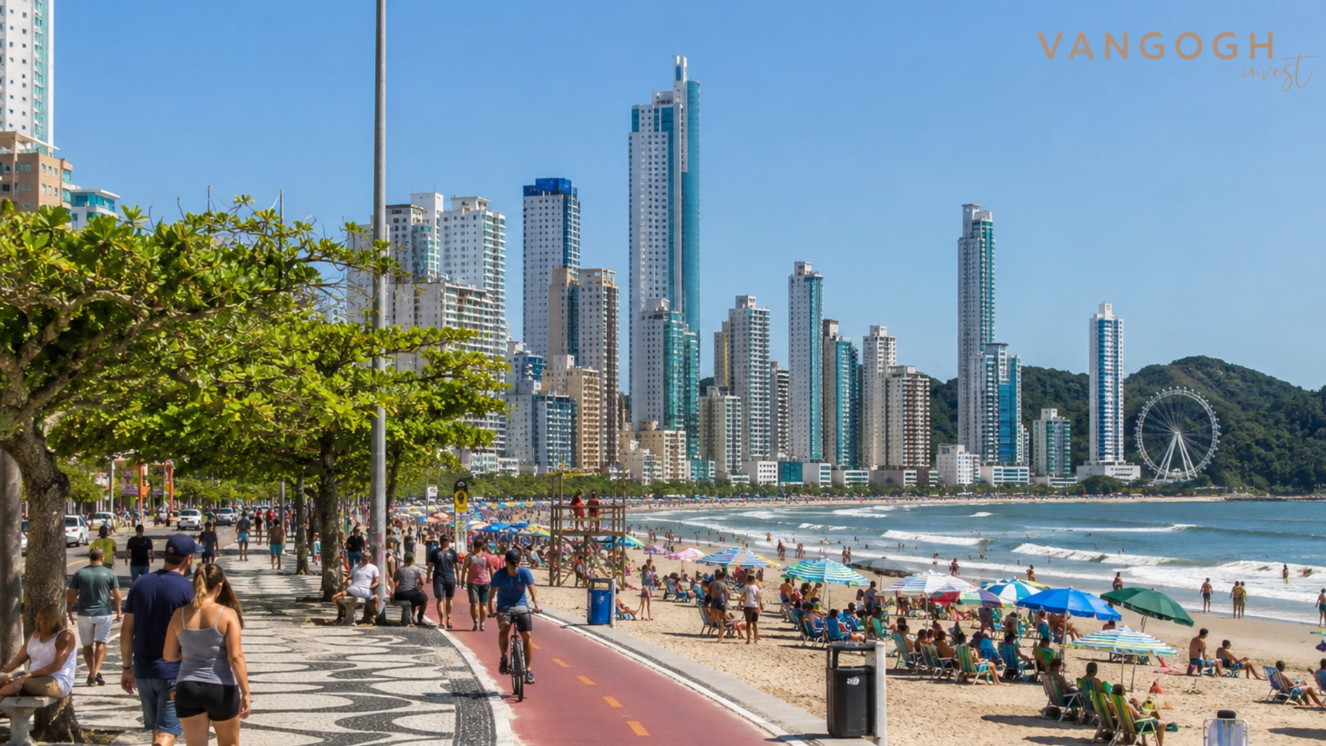 Movimento de alta temporada na orla de Balneário Camboriú durante o aniversário da cidade