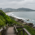 Paisagem natural preservada da Praia Brava fora da temporada de verão