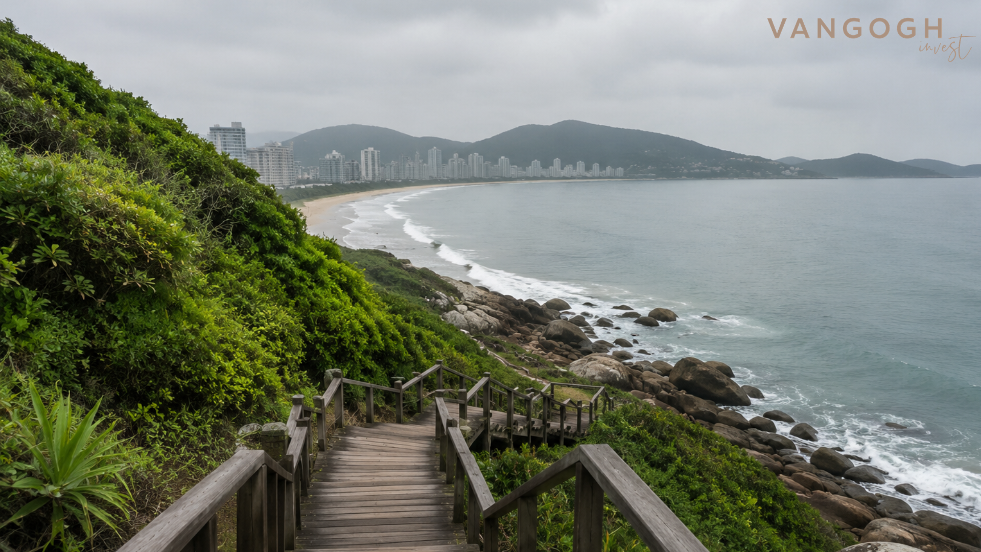 Paisagem natural preservada da Praia Brava fora da temporada de verão