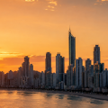 Horizonte verticalizado de Balneário Camboriú, líder nacional em valorização imobiliária