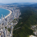 Vista aérea comparando Balneário Camboriú e a Praia Brava, Santa Catarina