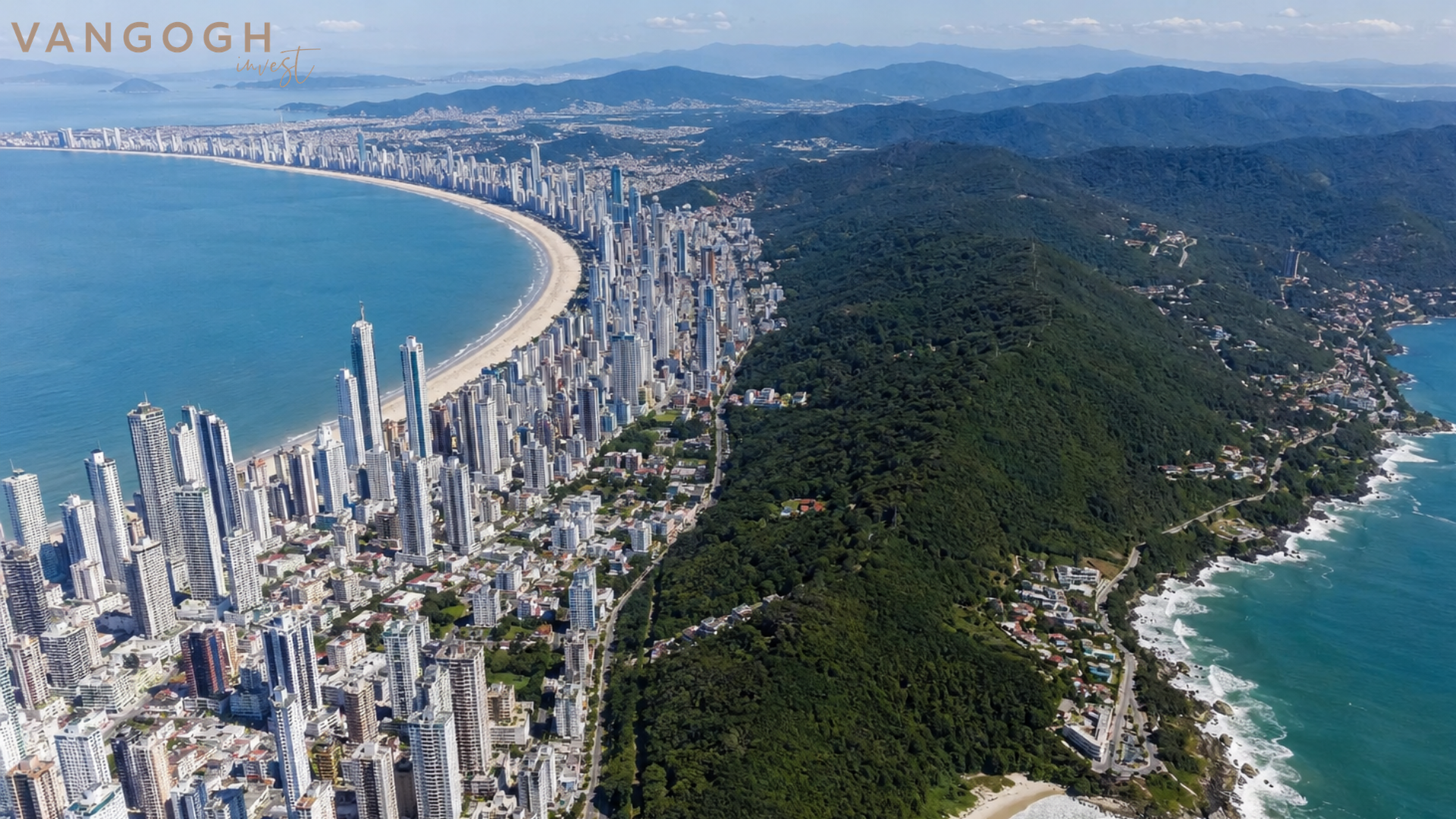 Vista aérea comparando Balneário Camboriú e a Praia Brava, Santa Catarina