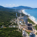 Vista aérea da Praia Brava mostrando a transformação urbana da região em 2026