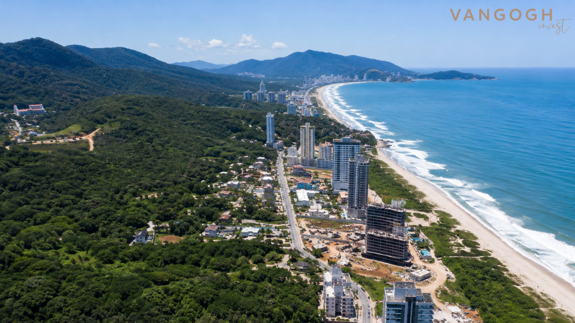 Vista aérea da Praia Brava mostrando a transformação urbana da região em 2026