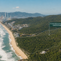 Vista aérea da Praia Brava, região que recebe Masterplan de revitalização de R$120 milhões